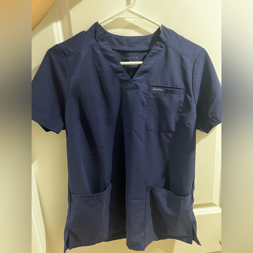 JANNUU- women’s 3-pocket scrub top, size small